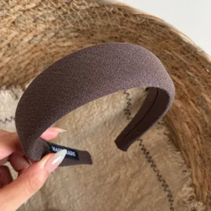Bruine stoffen haarband voor dames, brede haarreif voor herfst en winter, stijlvol haaraccessoire.
