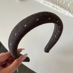 Serre-tête rembourré confortable avec cœurs scintillants, accessoire capillaire chic d'hiver.