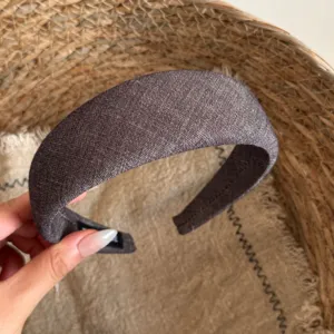 Bruine brede stoffen haarband voor dames, minimalistisch haaraccessoire voor dagelijks.