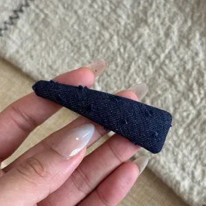 Pince à cheveux en jean coréen bleu foncé barrette clic douce accessoire pour femme.
