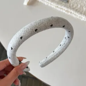 Bandeau en molleton gris avec imprimé cœurs noirs, accessoire de cheveux mignon.