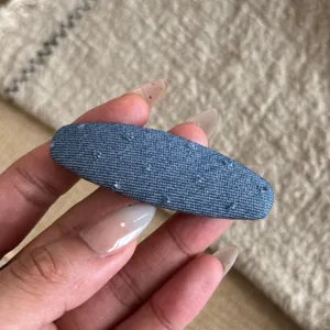 Détail pince à cheveux en denim, barrette ovale style coréen avec texture tissu pour look quotidien.