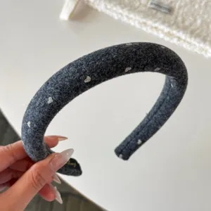 Serre-tête en laine gris foncé chic avec motif cœurs argentés, accessoire élégant.