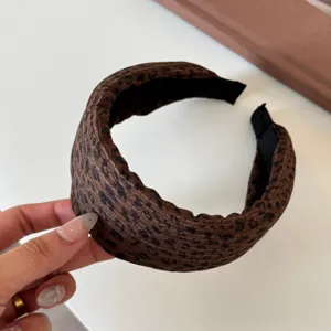 Detalle de diadema con estampado de leopardo, tela suave, accesorio de cabello moderno mujer.