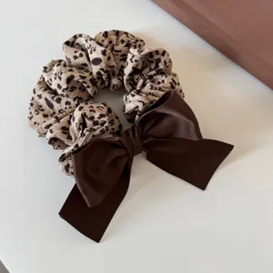 Coletero con estampado de leopardo estilo coreano y lazo marrón oscuro elegante para peinados