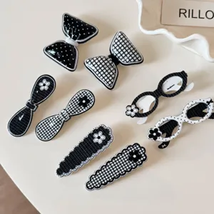 Set de pinces à cheveux noir et blanc, joli nœud et forme de lunettes pour coiffure.