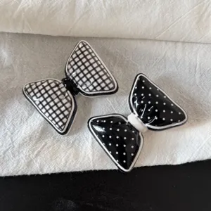 Pinces à cheveux nœud à carreaux et pois noir et blanc jolie texture céramique bec de canard