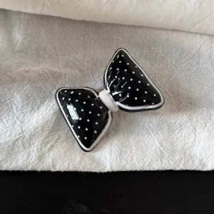 Jolie pince à cheveux nœud à pois noir et blanc, barrette bec de canard élégante pour femmes.