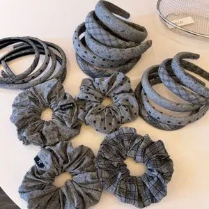 Set di accessori per capelli a quadri e pois grigio scuro con fasce e scrunchies.