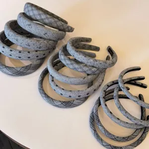 Set cerchietto per capelli in tessuto grigio con motivi a quadri e pois, elegante.