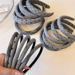 Cerchietto per capelli grigio a quadri e pois accessorio per capelli elegante casual quotidiano