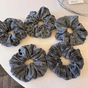 Set di 5 elastici per capelli grigio scuro con quadri e pois, accessori per capelli eleganti da donna.