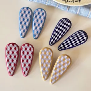 Pinces à cheveux en acétate style coréen en forme de goutte avec motif à carreaux classique.