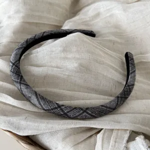 Cerchietto per capelli a quadri grigio scuro dettaglio accessorio capelli moda elegante.