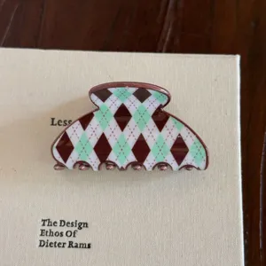 Pince à cheveux coréenne en acétate avec motif losange élégant pour coiffure tendance.