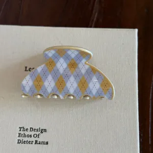 Pince a cheveux en acetate coreenne avec motif argyle chic pour coiffure demi-queue.