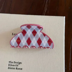 Pince à cheveux en acétate style coréen avec motif de losanges roses et blancs classique.