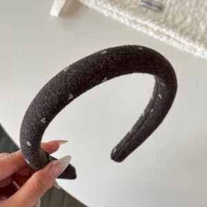 Serre-tete duveteux marron fonce avec jolis motifs de cœurs pailletes pour femmes automne