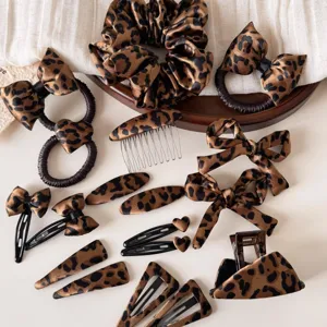 Vista detallada del conjunto de accesorios para el cabello con estampado de leopardo.