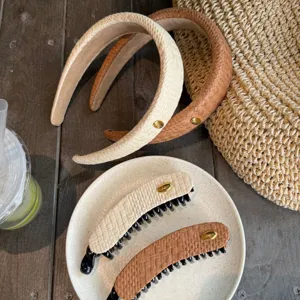 Ensemble serre-tête et pince banane en paille tressée avec boucle métallique pour coiffure chic.