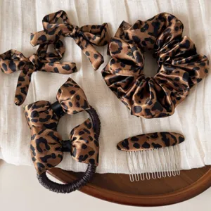 Set de accesorios para el cabello de leopardo retro coreano, vista detallada de lazos y peine.