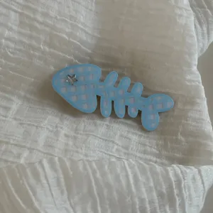 Blue fish bone hair clip detail, cute plaid hair accessory for girls, side bangs pin.