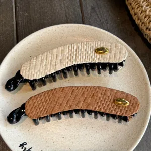 Pince à cheveux banane tissée avec décor doré pour queues de cheval élégantes et coiffures.