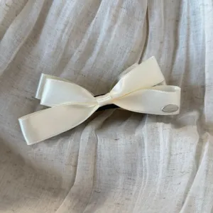 Elegante fermaglio per capelli a banana con fiocco in nastro di raso beige per acconciature.