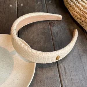 Serre-tête en paille tissée beige avec détail en métal doré chic, accessoire élégant pour femmes.