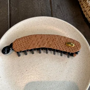 Pince à cheveux banane en paille tressée avec boucle dorée grand accessoire de queue de cheval