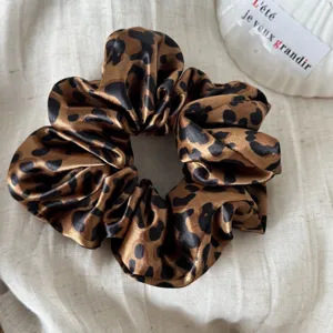 Coletero de pelo de satén con estampado de leopardo chic, soporte para cola de caballo.
