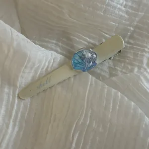 Cute blue shell resin hair clip detail view, perfect for children side bangs and hair styling.
