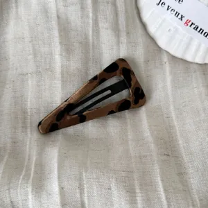 Pinza de pelo triangular con estampado de leopardo vintage coreano, accesorio elegante.