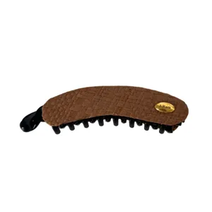 Élégante pince banane tressée marron avec plaque dorée pour queues de cheval stylées.