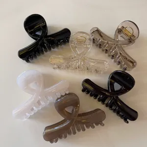 Primo piano dettagliato di mollette per capelli lucide incrociate, eleganti e stilose.
