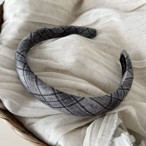 Cerchietto a quadri grigio da donna, elegante accessorio per capelli in tessuto per ufficio.