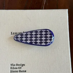 Pince à cheveux en acétate en forme de larme à motif argyle bleu, vue de détail, accessoire chic.