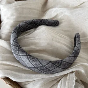 Cerchietto scozzese grigio scuro da donna, elegante fascia per capelli in tessuto per ufficio.