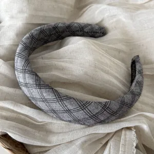 Cerchietto per capelli in tessuto a quadri grigi, accessorio per capelli elegante.
