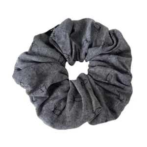 Gommino per capelli in tessuto grigio scuro con motivo delicato, accessorio quotidiano.