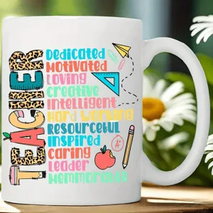 Mug à café en céramique pour enseignant avec des citations inspirantes et des fournitures.