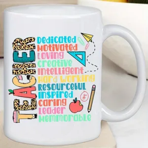 Tasse en céramique colorée avec design d'enseignant et citations inspirantes.