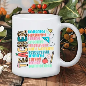 Tasse à café en céramique pour enseignant avec typographie de motivation colorée et détails.