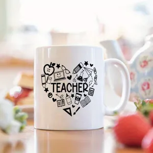 Vue détaillée de la tasse à café en céramique blanche avec design cœur enseignant.