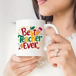 Primer plano detallado de taza de café de cerámica blanca con diseño colorido para profesores.