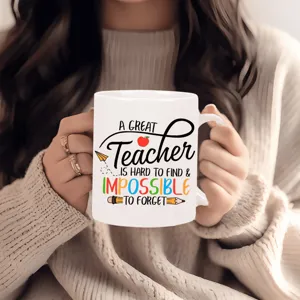 Gros plan détaillé de la tasse à café en céramique blanche avec citation inspirante pour enseignant.
