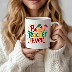 Vista detallada de taza de café de cerámica blanca con gráfico de profesor y diseño lápiz.