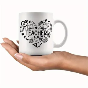 Gros plan détail de la tasse à café en céramique blanche avec motif cœur et anse.
