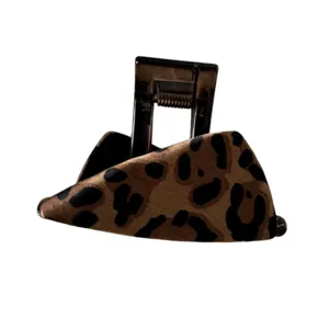 Pinza de pelo con estampado de leopardo retro para mujer, accesorio de moda vintage.