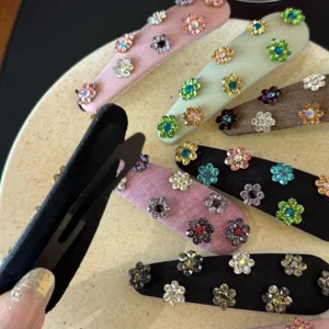Vista detallada de pinzas para el cabello vintage con flores de diamantes de imitación, elegantes.